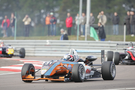 Johan Jokinen i kamp i Dijon-Prenois i Formel 3.